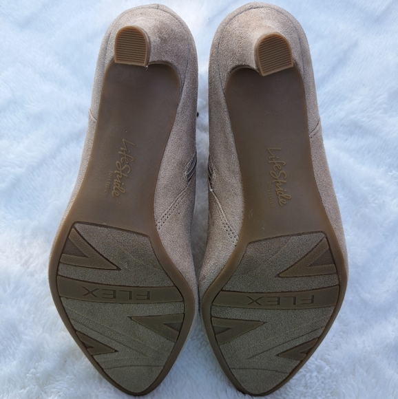 Life Stride. Size 6.5. Tan heeled Boots - Picture 6 of 6